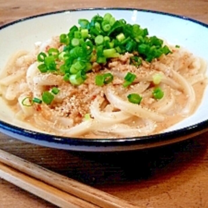 冷凍うどんで簡単☆釜揚げ風ごまだれそぼろうどん